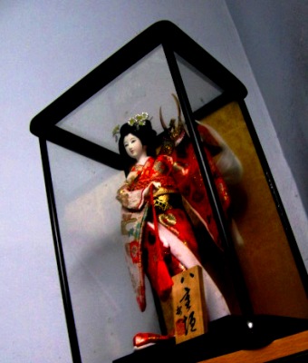 Geisha doll in a box This is a quick rough shot to illustrate the three point perspective for photo composition shot at a tilted angle. Thus the vanishing points are also tilted to an angle as the lines from the box is no longer in a straight line.